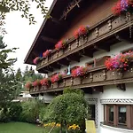 Garni Almhof בית הארחה 4*